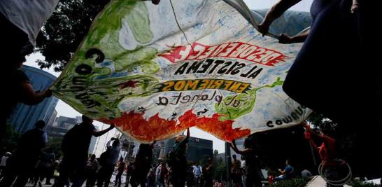 Con rumbo hacia el Zócalo capitalino, los contingentes partieron en orden y por edades, los más pequeños adelante; preescolar, primarias y secundarias, después; luego las universidades y hasta el final los adultos. Fotos: EE Daniel Sánchez.