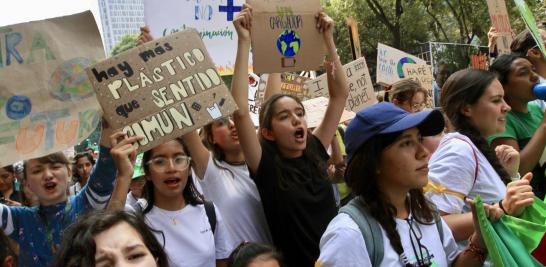 Con rumbo hacia el Zócalo capitalino, los contingentes partieron en orden y por edades, los más pequeños adelante; preescolar, primarias y secundarias, después; luego las universidades y hasta el final los adultos. Fotos: EE Daniel Sánchez.