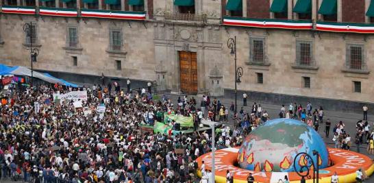 Con rumbo hacia el Zócalo capitalino, los contingentes partieron en orden y por edades, los más pequeños adelante; preescolar, primarias y secundarias, después; luego las universidades y hasta el final los adultos. Fotos: EE Daniel Sánchez.