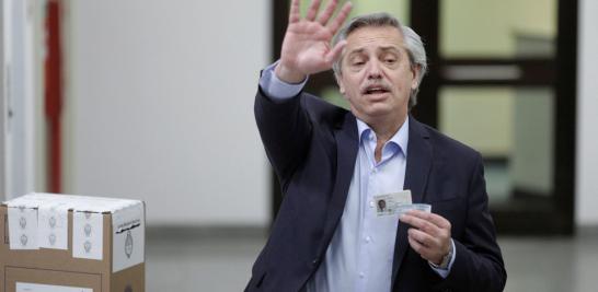 Al votar, Alberto Fernández prometió dejar atrás la feroz división política entre peronistas y seguidores de Macri, quien busca la reelección. Foto: Reuters