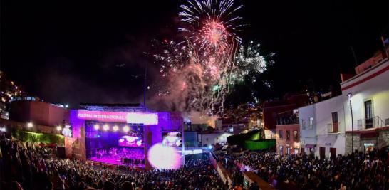 Javier Camarena y Karen Gardeazabal hicieron vibrar la Alhóndiga de Granaditas con más de 2 horas y media de concierto sin descanso. Más de 35 canciones sonaron de la voz del tenor y la soprano que han tejido una trayectoria de  éxitos en la ópera internacional.