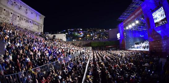 Javier Camarena y Karen Gardeazabal hicieron vibrar la Alhóndiga de Granaditas con más de 2 horas y media de concierto sin descanso. Más de 35 canciones sonaron de la voz del tenor y la soprano que han tejido una trayectoria de  éxitos en la ópera internacional.