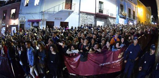 Javier Camarena y Karen Gardeazabal hicieron vibrar la Alhóndiga de Granaditas con más de 2 horas y media de concierto sin descanso. Más de 35 canciones sonaron de la voz del tenor y la soprano que han tejido una trayectoria de  éxitos en la ópera internacional.