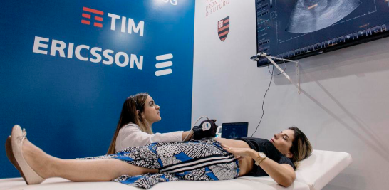 En Futurecom se muestran innovaciones para mejorar las actividades diarias de las empresas con base en las nuevas tecnologías de comunicación. Aquí, una demostración de telemedicina con red de comunicación 5G. Foto: Futurecom.