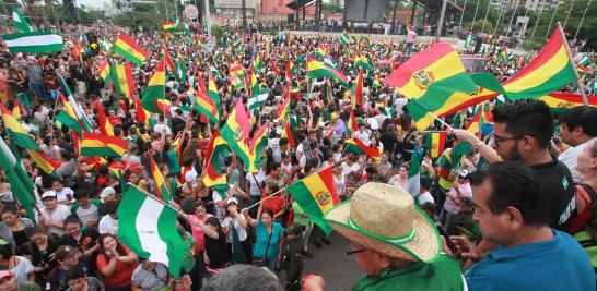 Tras tres semanas de protestas por su reelección y haber perdido el apoyo de Fuerzas Armadas y policía, el presidente de Bolivia, Evo Morales renunció a su cargo. Después del anuncio transmitido en televisión, miles de bolivianos salieron a las calles a festejar su salida.