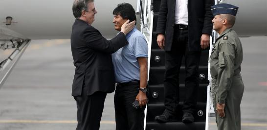 Vestido con camiseta azul, el exmandatario bajó la escalinata de la aeronave y saludo a Marcelo Ebrard, quien acudió en representación del Gobierno de México.