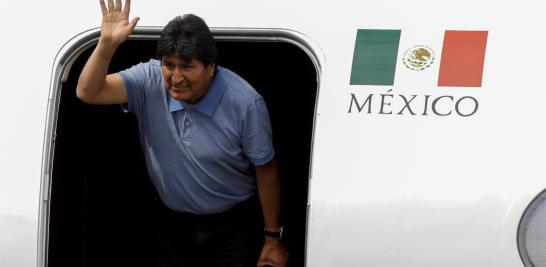 Vestido con camiseta azul, el exmandatario bajó la escalinata de la aeronave y saludo a Marcelo Ebrard, quien acudió en representación del Gobierno de México.