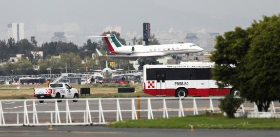 Vestido con camiseta azul, el exmandatario bajó la escalinata de la aeronave y saludo a Marcelo Ebrard, quien acudió en representación del Gobierno de México.