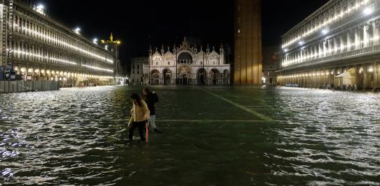 El conocido fenómeno del "agua alta" se extendió por Venecia, inundando su histórica basílica y dejando muchas plazas y callejones bajo el agua. La subida de las mareas alcanzó los 187 centímetros, en lo que es la peor inundación desde 1966, cuando llegó a 194 centímetros.