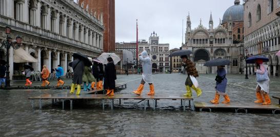 El centro histórico de la ciudad de Venecia registra numerosos daños, el agua entró prácticamente en todos los edificios, incluidos los hoteles de lujo. Tras la inundación la plaza de San Marcos se encuentra cerrada a turistas y residentes.