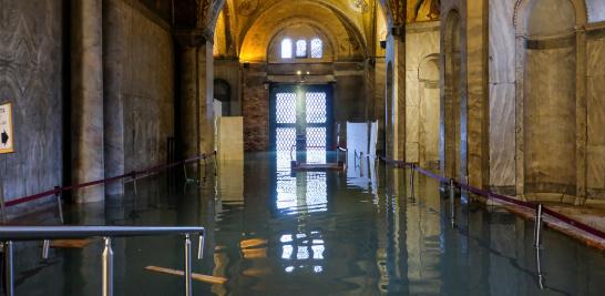 La Basílica de San Marcos se inundó, anegando el vestíbulo y la cripta del santo.