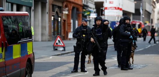 Según el diario The Guardian, cinco personas resultaron heridas, algunas de gravedad, mientras que la cadena británica Sky News dio cuenta de un fallecido, el cual podría ser el atacante o alguna de sus víctimas. Fotos: Reuters.