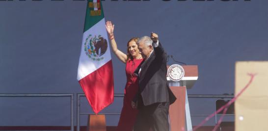 El presidente Andrés Manuel López Obrador subió al escenario en el Zócalo capitalino, acompañado por su esposa Beatriz Gutiérrez Müller.  Foto EE: Eric Lugo