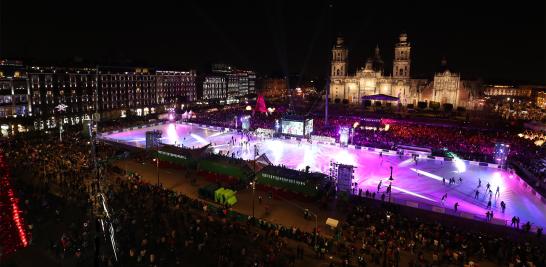 La pista de hielo del Zócalo capitalino fue puesta en funcionamiento para quienes quieran acudir a disfrutarla, como parte de las celebraciones de fin de año que organiza el Gobierno de la Ciudad de México.