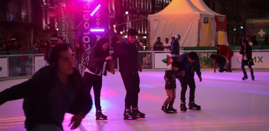 Las personas que quieran patinar en pista de hielo del Zócalo capitalino lo podrán hacer de manera gratuita previo registro en el portal www.ecologisssima.mx en la opción “vamos a patinar”, incluir acompañantes, además de seleccionar horario que podrá ser de 10:00 a 20:00 horas.