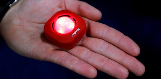 Mimic Go, un dispositivo de seguridad portátil con sensores que pueden detectar movimiento y emitir alertas de audio, visuales o de texto. FOTO: REUTERS