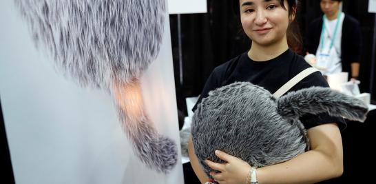 Saaya Okuda, de Yukai Engineering, sostiene un robot terapéutico Qoobo, un cojín con una cola que  se mueve dependiendo de cómo se acaricia. FOTO: REUTERS