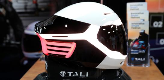 Un casco inteligente Tali totalmente conectado con navegación, luces y visor fotocómico.