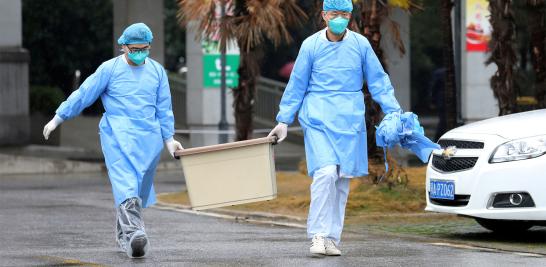 El viceministro de la Comisión Nacional de Salud de China, Li Bin, anunció que el coronavirus ya ha sido diagnosticado en unas 440 personas, un claro agravamiento del cuadro en días recientes. Alrededor de 1,394 personas estaban bajo observación médica.