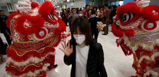 El virus se transmite por vías respiratorias, lo que podría mutar y propagarse más fácilmente. Las preocupaciones se agudizan ante la proximidad de las festividades y vacaciones por el Año Nuevo Lunar, cuando tradicionalmente centenas de millones de chinos viajan para visitar a sus familias.