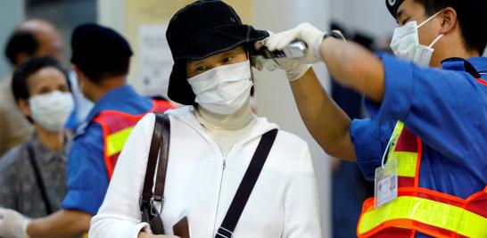 Algunas de las medidas urgentes que se tienen que adoptar para evitar la propagación del virus son la desinfección y ventilación de aeropuertos, estaciones y centros comerciales. Los detectores de temperatura también podrían instalarse en sitios concurridos, informaron autoridades sanitarias.