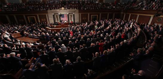 Trump evitó el tema del juicio político y el drama de su destitución en un orgulloso discurso de 80 minutos, pero el enfrentamiento entre los partidos fue evidente cuando los republicanos lo ovacionaron de pie mientras la mayoría de los demócratas permanecieron sentados.