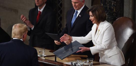 Al ver a la presidenta de la Cámara de Representantes por primera vez desde que saliera furiosa de una reunión en la Casa Blanca hace cuatro meses, Trump se negó a estrecharle la mano, al tiempo que le daba una copia en papel de sus observaciones antes de empezar su discurso.