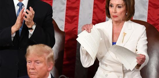 A pesar de no haber hablado con Trump desde su última reunión, Pelosi parecía sorprendida y evitó citar el acostumbrado "alto privilegio y honor distintivo" que suele acompañar a la presentación del presidente al Congreso. "Miembros del Congreso, el presidente de Estados Unidos" fue todo lo que dijo al presentar al mandatario republicano.