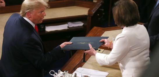 Cuando terminó su discurso, Pelosi se puso de pie y rompió la copia de los comentarios que Trump le había dado, diciendo más tarde que era "lo más cortés".