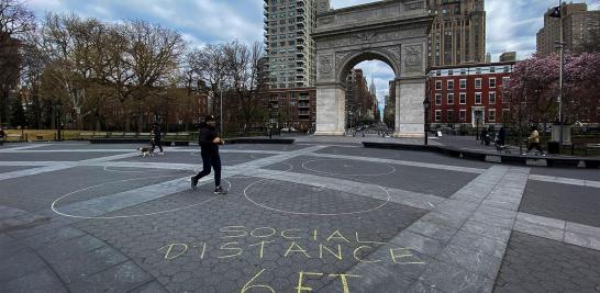 La gente camina alrededor del Parque Washington Square en Nueva York.