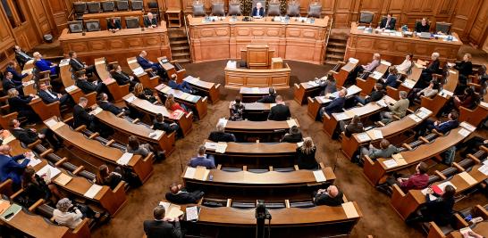 Los miembros del parlamento se mantienen a una distancia segura el uno del otro en la reunión inaugural del parlamento estatal en Hamburgo, Alemania.