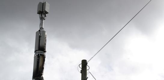 La BBC también informó que tres torres de 5G fueron incendiadas durante el fin de semana en todo Reino Unido y que las noticias falsas sobre la relación Covid-19/5G se transmitieron por Facebook y Nextdoor. Foto: Reuters.