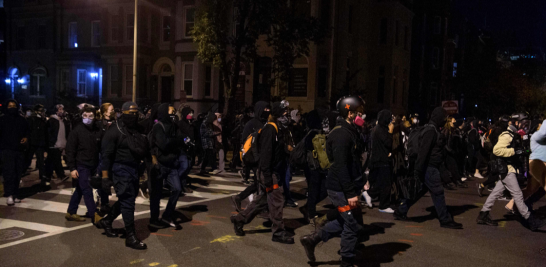 Los manifestantes comenzaron a reunirse desde la tarde del martes en la Black Lives Matter Plaza, a pocos metros de la Casa Blanca.