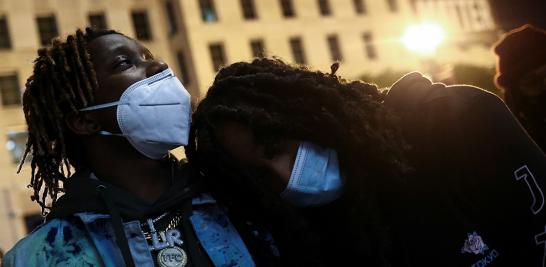 La gente reacciona al ver los primeros resultados en la televisión mientras se reúnen en Black Lives Matter Plaza cerca de la Casa Blanca.