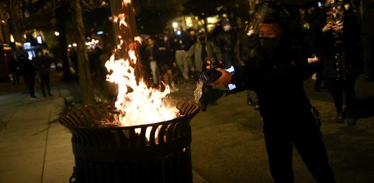 Tensión entre manifestantes que se reúnen en Black Lives Matter Plaza cerca de la Casa Blanca en Washington.