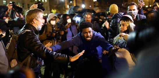 Tensión entre manifestantes que se reúnen en Black Lives Matter Plaza cerca de la Casa Blanca en Washington.