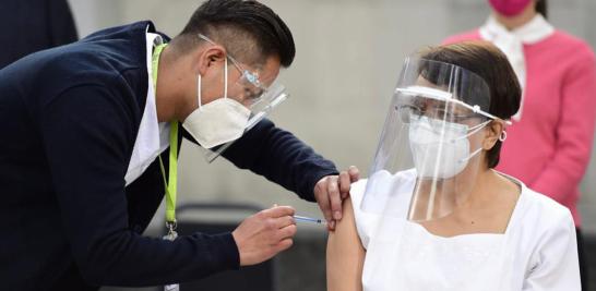 La enfermera María Irene Ramírez es la primera persona en recibir la dosis de la vacuna desarrollada por Pfizer y BioNTech contra Covid-19 en México. Foto: Cortesía Gobierno de México