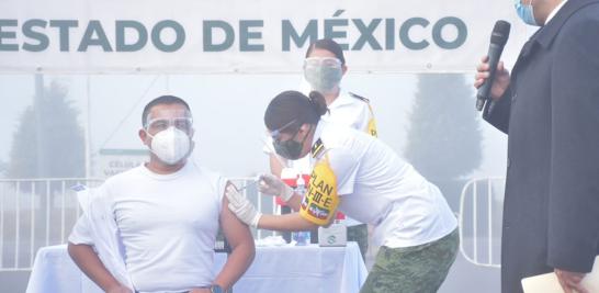 El médico Daniel Díaz fue la tercera persona vacunada contra Covid-19 durante la ceremonia de arranque de la primera jornada de vacunación. Foto EE: Cortesía Gobierno de México