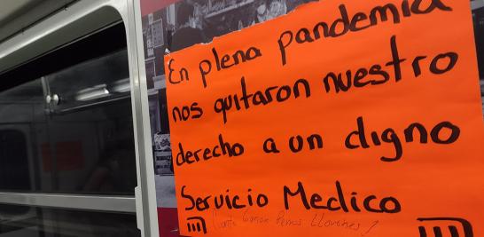 Al interior de los trenes se aprecian carteles en los que se reclama atención hospitalaria ante el aumento de contagios de Covid-19 en la CDMX. Foto EE: Rosario Servin