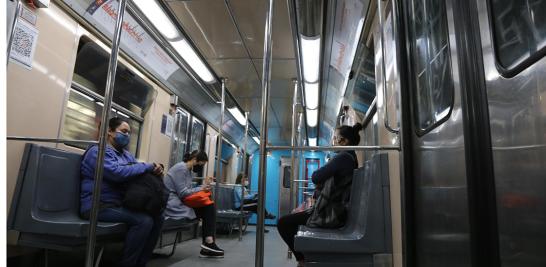 Pasajeras del metro mantienen la sana distancia en los vagones, donde se pueden apreciar varios lugares vacíos. Foto EE: Rosario Servin