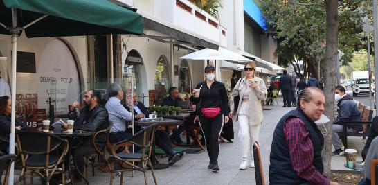 Tras dialogar con las autoridades capitalinas, los restaurantes de la CDMX han reabierto sus puertas a los comenzales con medidas sanitarias y en terrazas al aire libre. Foto EE: Rosario Servin.