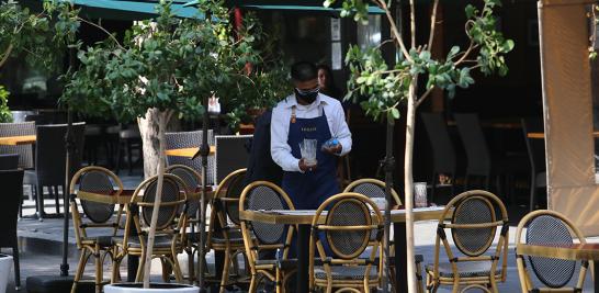 En la primera etapa de reapertura las autoridades han dispuesto que los restaurantes coloquen las mesas en zig-zag conservando una distancia de 1.5 metros. Foto EE: Rosario Servin.