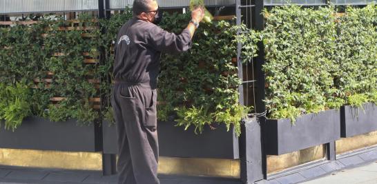 Los restaurantes pueden ocupar terrazas o espacios descubiertos, estacionamientos propios, banquetas y franjas de estacionamiento, así como carriles sobre el arroyo vehicular para ofrecer el servicio de mesa. Foto EE: Rosario Servin.