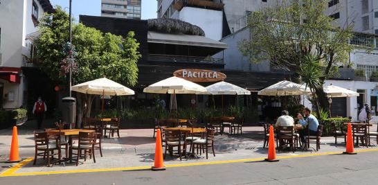 La apertura de restaurantes en la Ciudad de México se dio con las condiciones de aforo limitado, mesas exclusivamente al aire libre o terrazas y las medidas sanitarias básicas: cubrebocas para todos, gel o desinfectante y sana distancia. Foto EE: Rosario Servin