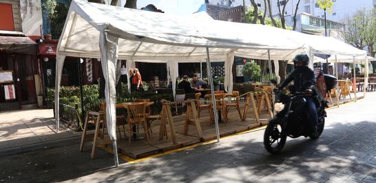 Según cifras presentadas por la Canirac, desde que la pandemia Covid-19 llegó al país cerca de 120,000 restaurantes han cerrado definitivamente sus puertas. Foto EE: Rosario Servin.