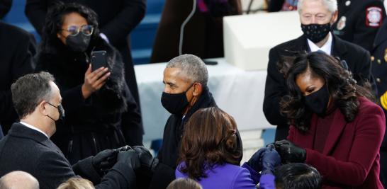 Barack y Michelle Obama felicitaron a Kamala Harris, minutos antes de ser juramentada como la primera vicepresidenta mujer en Estados Unidos, y acompañada de su esposo, Douglass Emhoff. El expresidente Bill Clinton estuvo presente en la ceremonia. Foto: Reuters