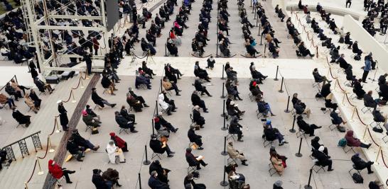 La ceremonia de investidura en Washington se celebró con los debidos protocolos sanitarios con cubrebocas obligatorio para todos los asistentes y distancia entre los asistentes. Foto: Reuters