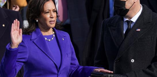 Kamala Harris hizo historia al ser juramentada como la primera vicepresidenta mujer de color en Estados Unidos. "Llegué hasta aquí gracias a las mujeres antes de mí", dijo en un mensaje en sus redes sociales. Foto: Reuters