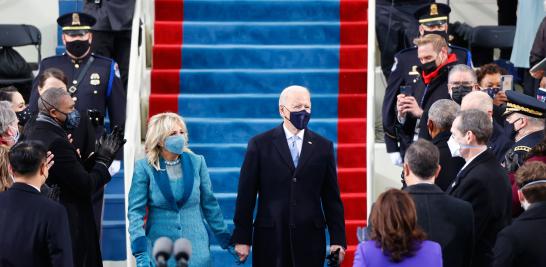  Biden llegó al Capitolio acompañado de su esposa, Jill Biden, y de Kamala Harris. Harris, de 56 años, acudió acompañada de su marido, Doug Emhoff, y eligió un conjunto azul para la ceremonia que se celebra en el frontis del Capitolio. Foto: Reuters