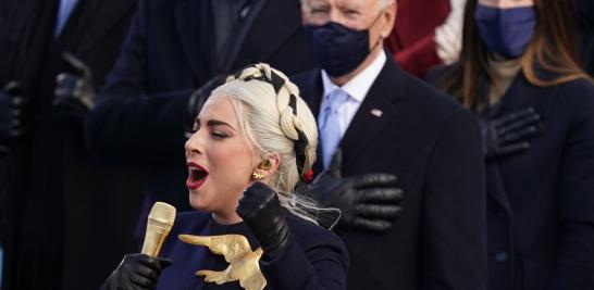 La cantante Lady Gaga fue la encargada de entonar el himno nacional estadounidense durante la ceremonia de investidura. Foto: Reuters